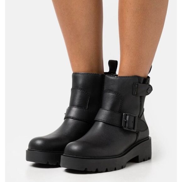 UGG Saoirse Leather Booties in Black Size 8 / Like New - Picture 1 of 13